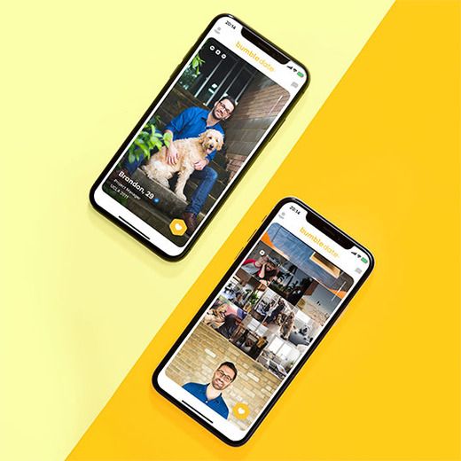 Bumble-datoprofilsider åpnes på smarttelefoner satt på gul bakgrunn