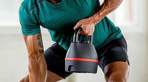 Homme soulevant Bowflex Kettlebell