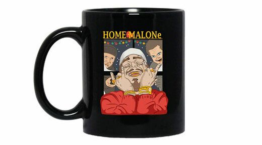 Posting ilustrasi Malone yang menunjukkan pemandangan dari filem Home Alone di atas cawan kopi hitam