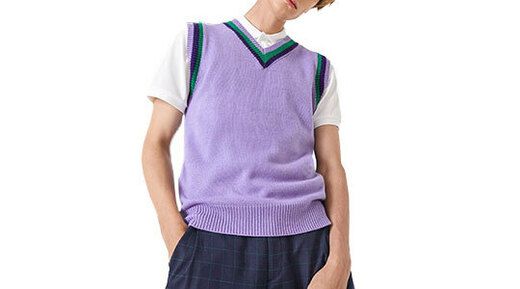 Mand iført en lilla sweatervest