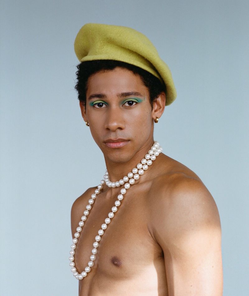 Keiynan Lonsdale bertelanjang dada dengan kalung mutiara di lehernya.