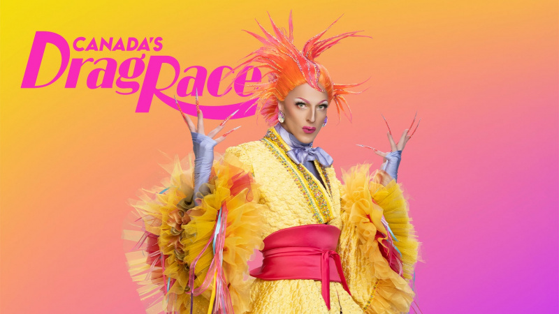 Vítězka Canadas Drag Race Gisèle Lullaby na sobě žluté šaty na stylizovaném pozadí s přechodem.