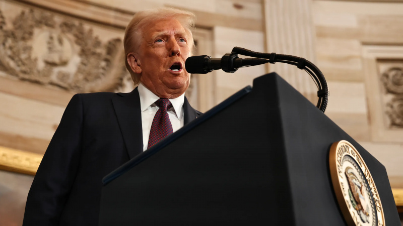 Afbeelding bevat mogelijk Donald Trump Menigte Persoon Mensen Accessoires Formele kleding Stropdas Volwassene en elektrisch apparaat