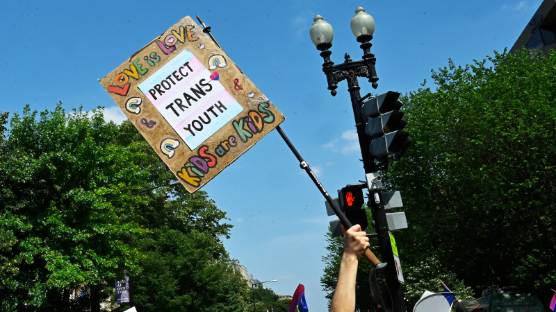WASHINGTON DC, 10. LIPNJA Povorka nosi natpis Protect Trans Youth tijekom parade Capital Pride 2023. 10. lipnja 2023...